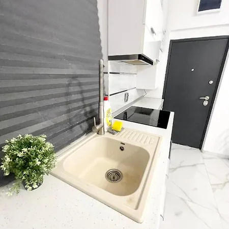 White 2 Apartment *